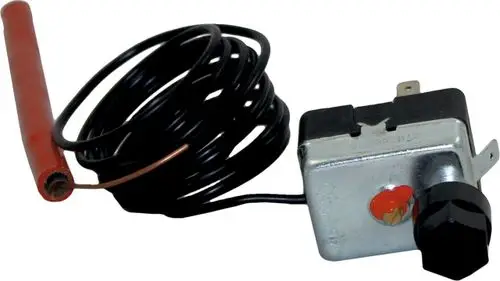 Abgastemperaturbegrenzer mit schwarzem Drehknopf und zwei Anschlussklemmen, umgeben von einem schwarzen Kabel. Produkt von Wolf.